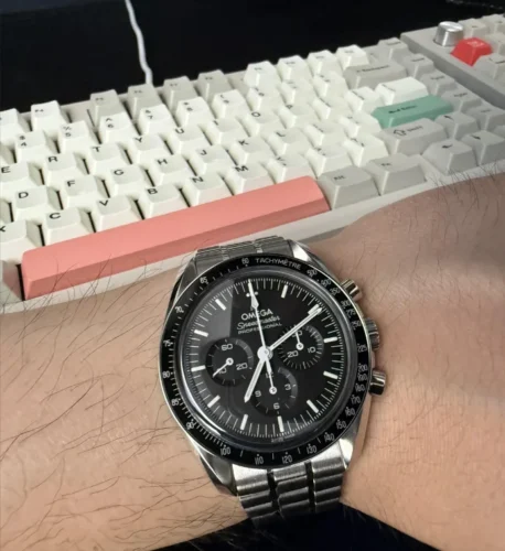 <span class="catname">Speedmaster</span><br>Omega Moonwatch<br> <span class="refnum">steel on steel</span> photo review