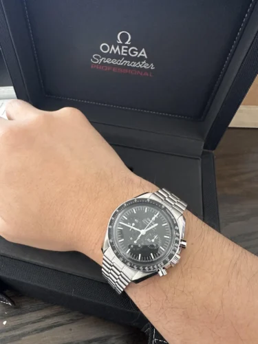 <span class="catname">Speedmaster</span><br>Omega Moonwatch<br> <span class="refnum">steel on steel</span> photo review