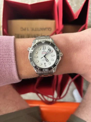 <span class="catname">Seamaster</span> <br>Omega Diver 300m<br> <span class="refnum"> 210.30.42.20.04.001</span> photo review