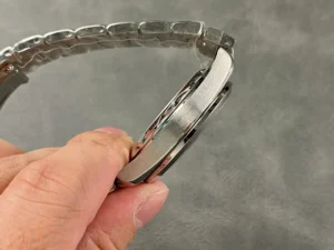 Case profile in hand, side opposite the crown