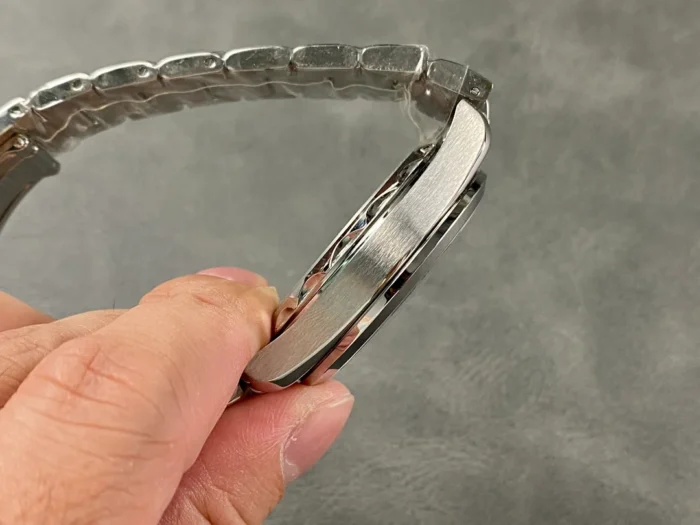 Case profile in hand, side opposite the crown