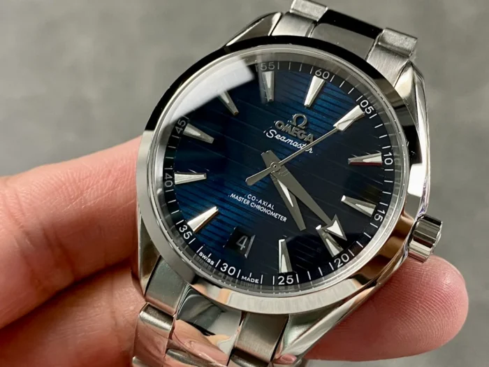 Dark blue dial in hand from the right, date at 6