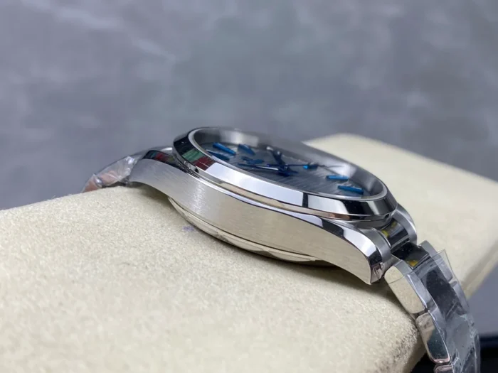 Case profile on the side opposite the crown, grey Aqua Terra