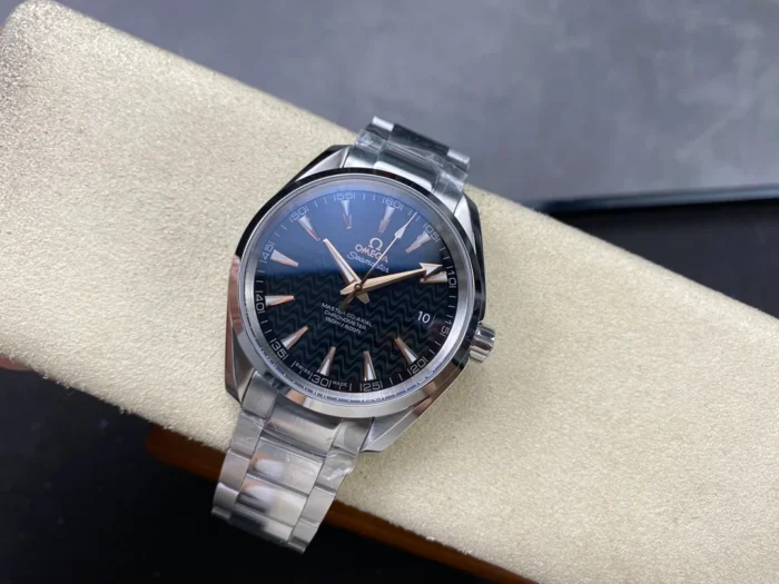 Watch on a display cushion, wide view with the bracelet