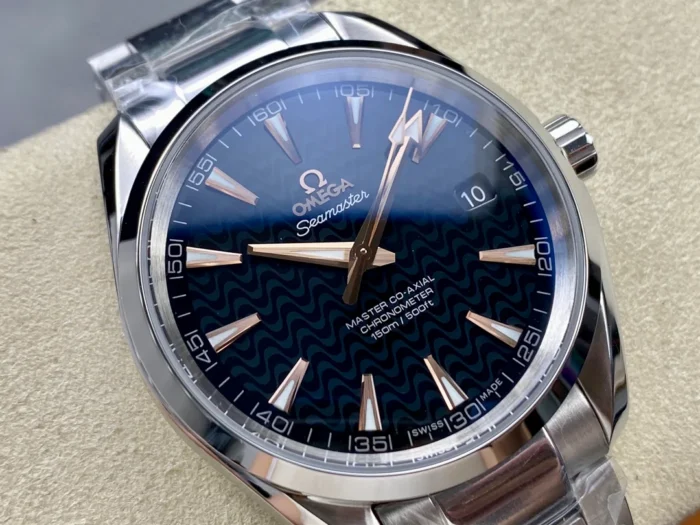 Wave dial from the right with arrow-tipped minute hand and date at 3