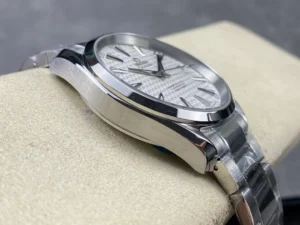 Case profile on the side opposite the crown, silver wave Aqua Terra