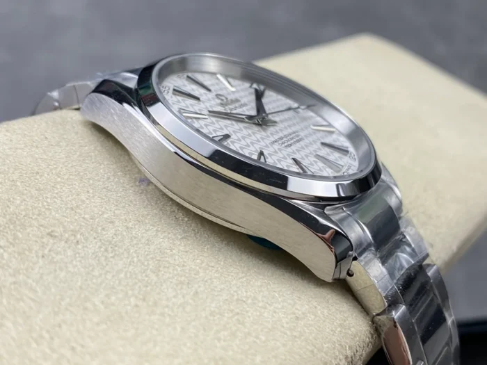 Case profile on the side opposite the crown, silver wave Aqua Terra
