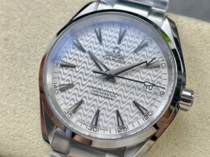 Silver wave dial from the right, date at 3
