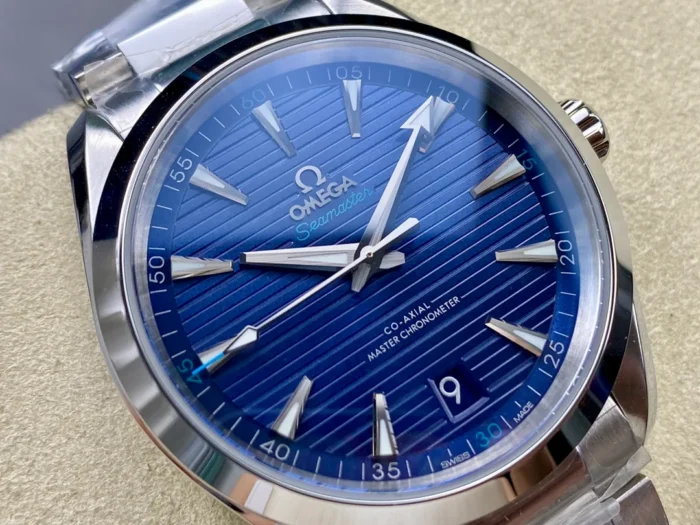 Dial from the right, arrow minute hand and blue track