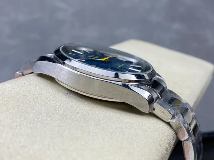 Case profile on the side opposite the crown, Spectre Aqua Terra