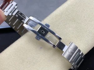 Folding clasp opened on the cushion, Spectre Aqua Terra