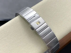 Bracelet of the 38mm textured white model on edge, Omega plate on the clasp