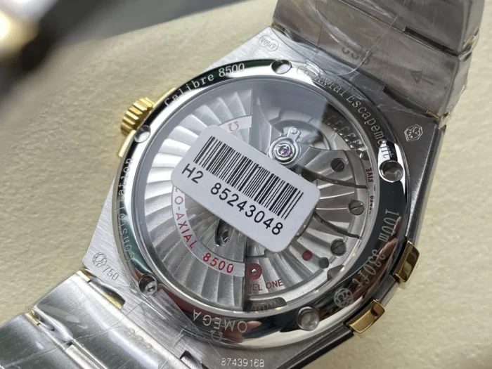 Display caseback of the two-tone 38mm silver dial model, automatic rotor and barcode sticker
