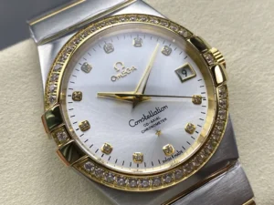 Silver sunray dial from the right on the two-tone 38mm silver dial model, date window at 3