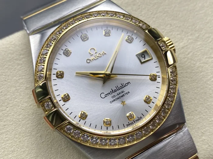 Silver sunray dial from the right on the two-tone 38mm silver dial model, date window at 3