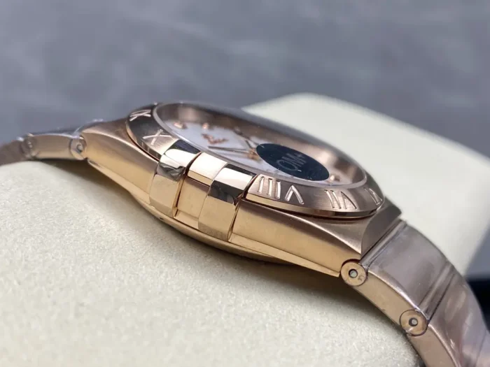 Left side of the rose gold tone 38mm stone model, one of the rose gold tone claws by the bezel