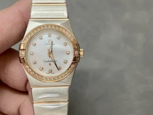 Dial of the 25mm rose gold tone model in hand, no date window