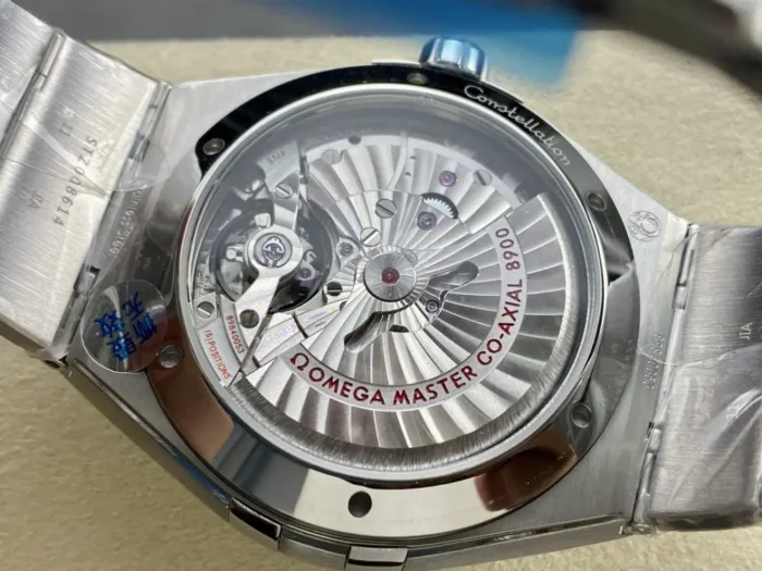 Display caseback of the 41mm blue textured model, automatic rotor