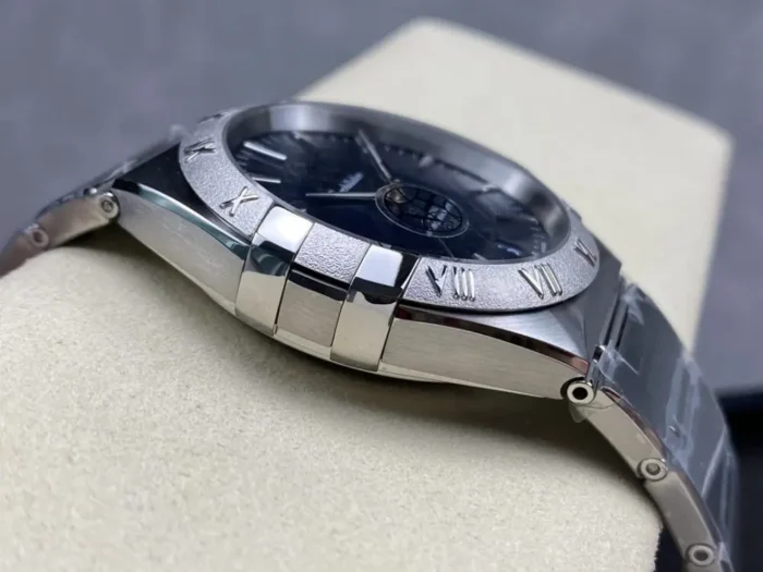 Left side of the 41mm blue textured model, one of the silver tone claws by the bezel