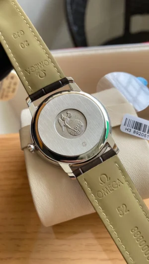 De Ville 424.13.40.20.02.002 caseback with the seahorse medallion