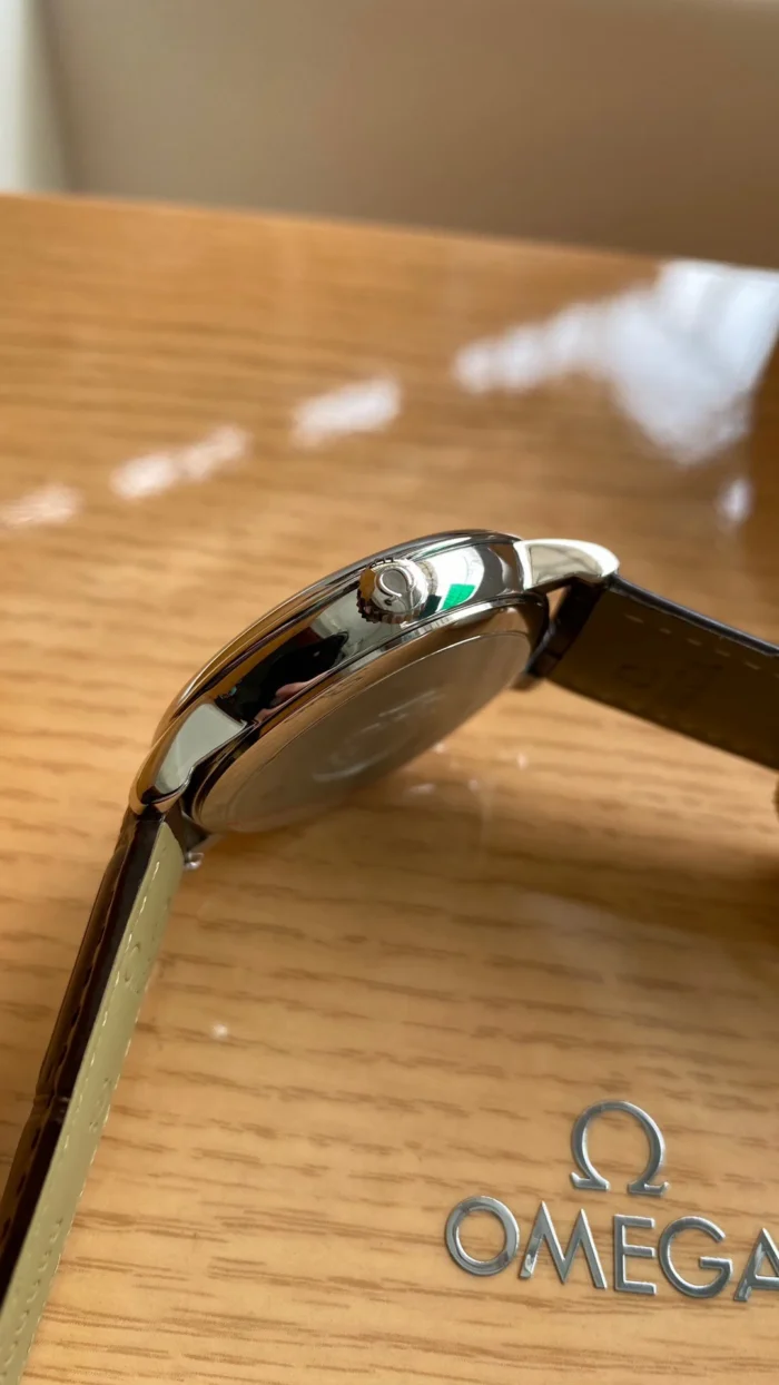 Crown side of the polished case resting on the box