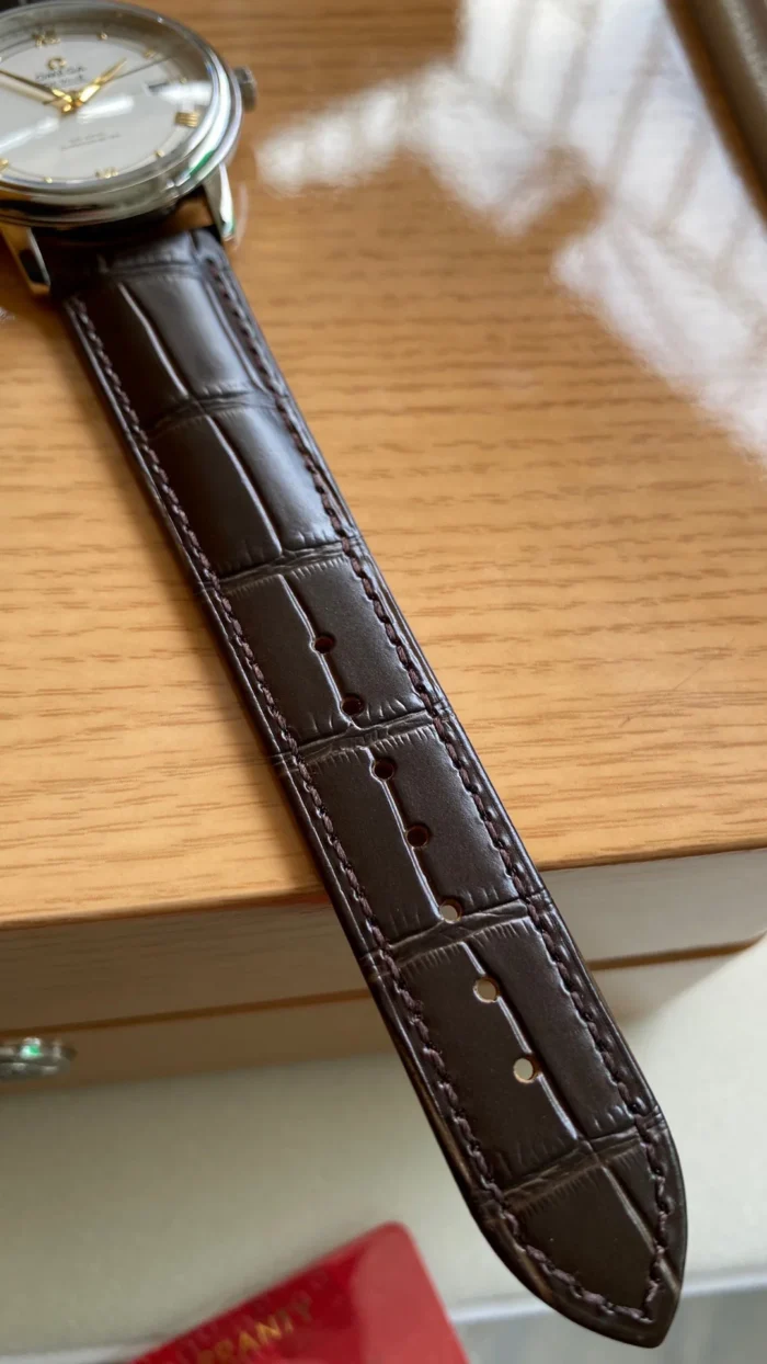 Tail of the brown alligator pattern strap