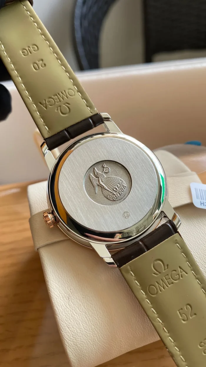 Seahorse medallion on the caseback, crown in rose gold tone