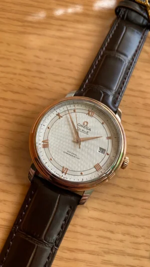 White wave pattern dial with the date window at 3