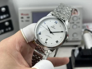 Dial at an angle, date window at 6