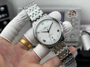 Front view in hand with the bracelet running up