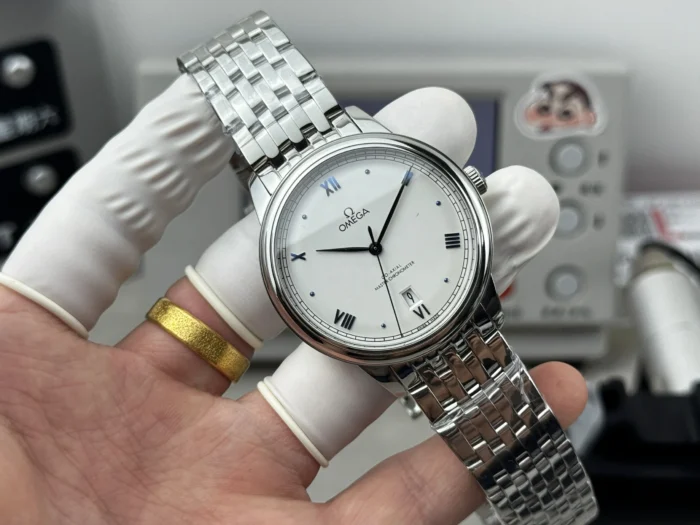 Front view in hand with the bracelet running up
