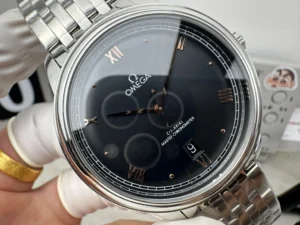 Close-up of the black dial and the date window at 6