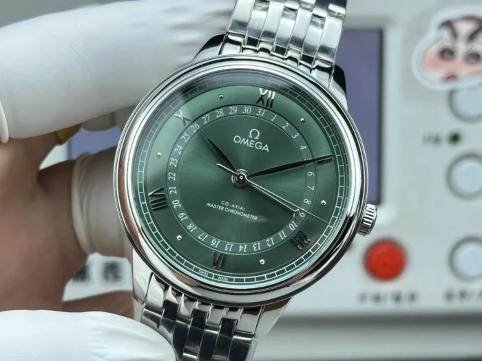 Close-up of the date ring around the green sunray dial