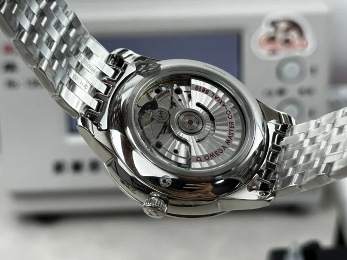 Display caseback with red rotor lettering