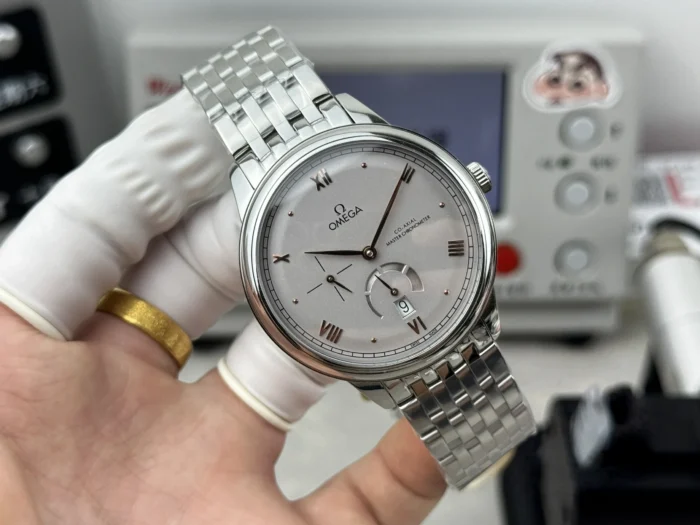 Held in hand, power reserve sector above the date