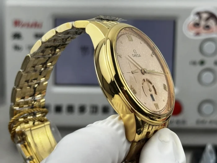 Seen from the left, light across the grained dial