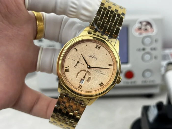 Front view in hand, Roman numerals and date at 6