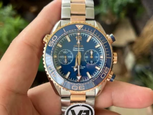 Watch in hand with the two-tone bracelet