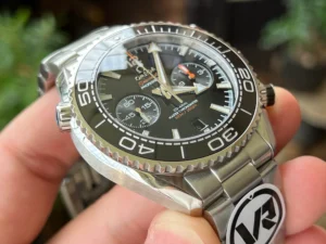 Dial at an angle in hand, sticker on the bracelet