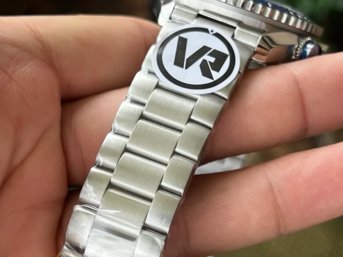 Bracelet in hand with a round sticker on the links