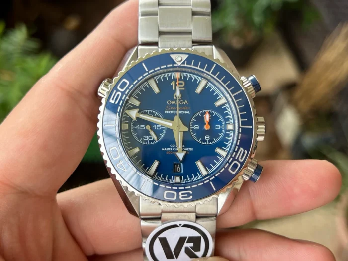 Watch in hand with the full bracelet below