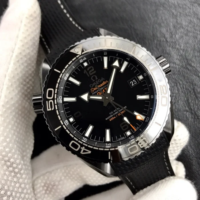 Dial from the right in a gloved hand, date at 3
