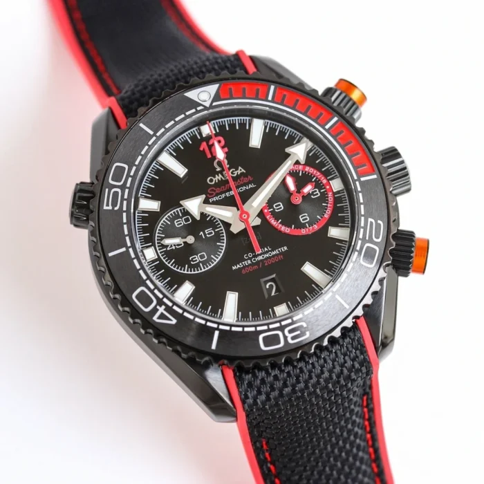 Dial angled to the left, red chronograph hand