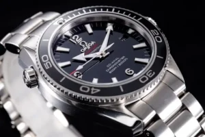 Dial angled to the left on black, ridged bezel edge