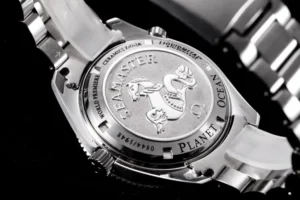 Solid caseback with the seahorse emblem and Liquidmetal engraving