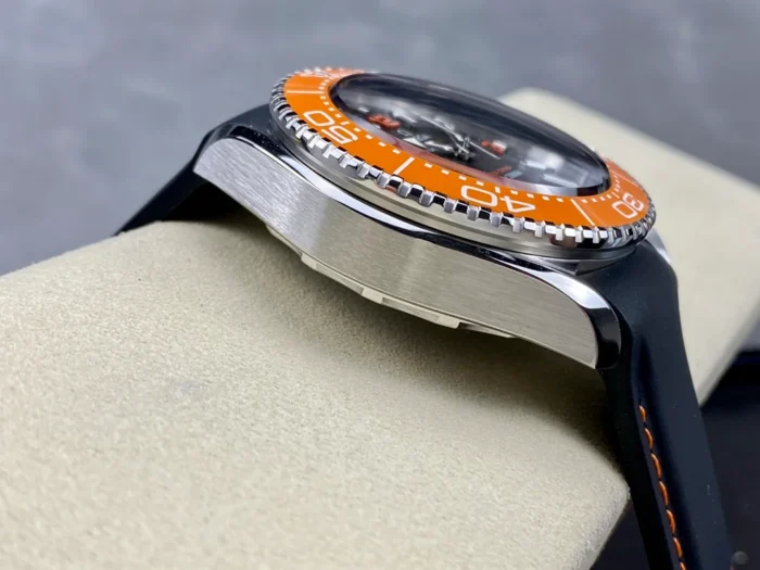Case profile on the cushion, side opposite the crown, Ultra Deep on black rubber