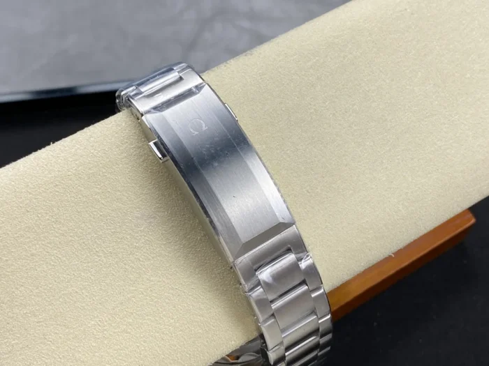 Bracelet on the cushion with the clasp cover