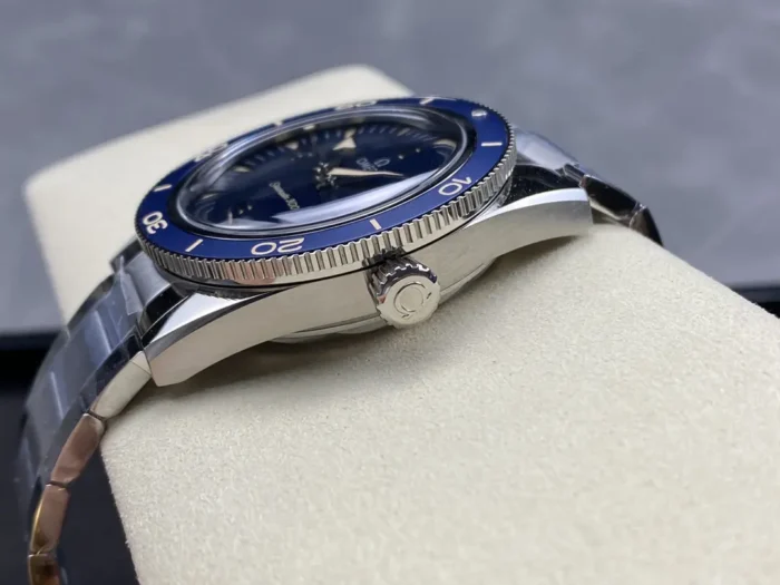 Crown side with the knurled bezel edge on a cushion