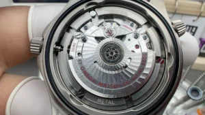 Case opened to show the movement and its rotor