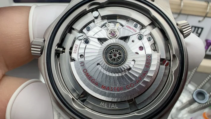 Case opened to show the movement and its rotor